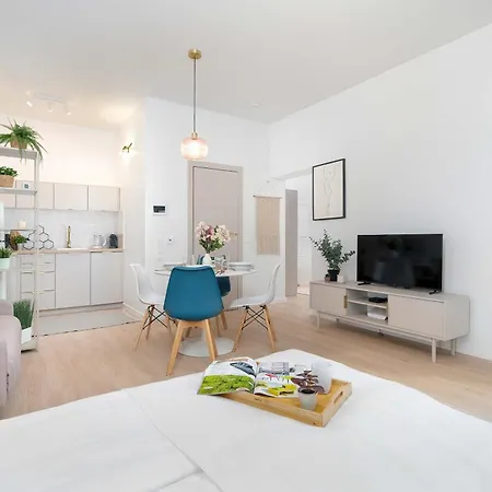 Stylish Pet Friendly Lazienna 1a By Heyrent *